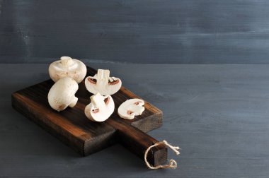 Ham mantar bütün ve bir ahşap zemin üzerine kıyılmış