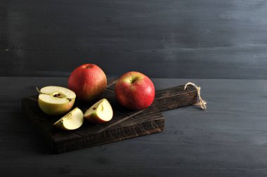 bir ahşap tahta üzerinde kırmızı olgun elma 