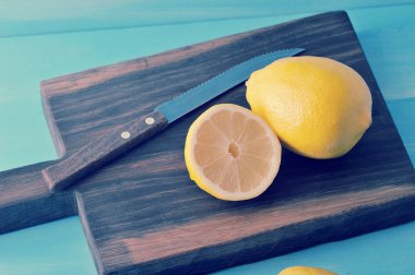 Bütün limon ve yarım limon bıçak ile
