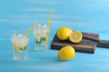 ev yapımı limonata - limon, nane, buz ve su içinde gözlük