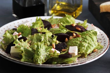 pancar, marul, beyaz peynir, kavrulmuş çam fıstığı ile salata