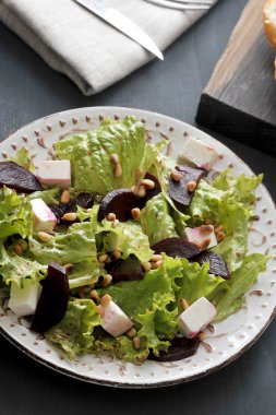 pancar, marul, beyaz peynir, kavrulmuş çam fıstığı ile salata