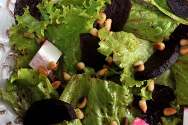 pancar, marul, beyaz peynir, kavrulmuş çam fıstığı ile salata
