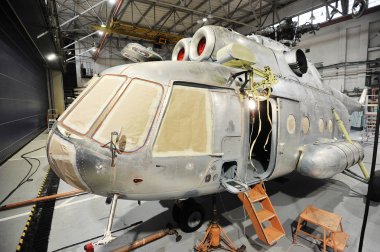 Dükkanı teknik çalışma geçen bir helikopter ile onarım