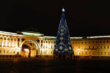 Noel ağacı üzerinde palace square St. Petersburg - gece VI