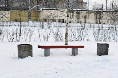 tezgah ve kışın parkta iki depo gözleri