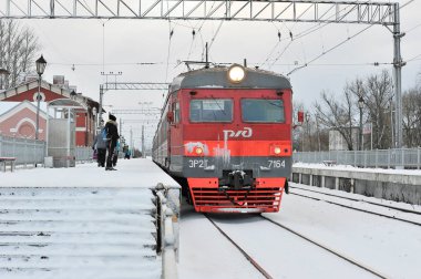 tren istasyonu banliyö istasyonunda geldi