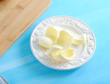 plaka mavi ahşap zemin üzerine tereyağı 