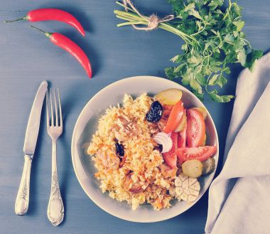 Oryantal çanak - kuru erik ile plov, soğan ve turşu salatası,