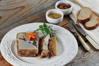 bir tabak ve hardal ekmek ile jöle