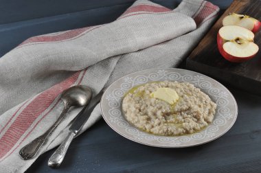 İngiliz kahvaltısı - tereyağı ve elma ile yulaf lapası