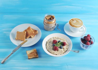 Mavi bir arka plan üzerinde kahvaltı yulaf ezmesi