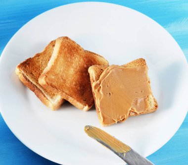 Fıstık ezmesi ve bir tabak kızarmış ekmek tost 