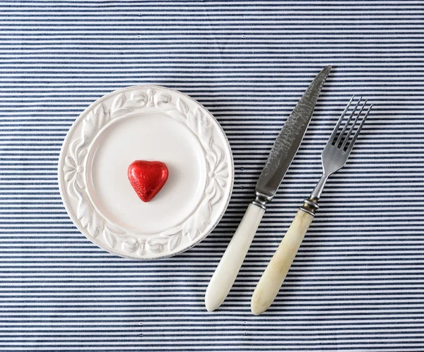 Κόκκινη καρδιά σοκολάτας σε πλάκες και το μαχαίρι με ένα πιρούνι — Φωτογραφία Αρχείου