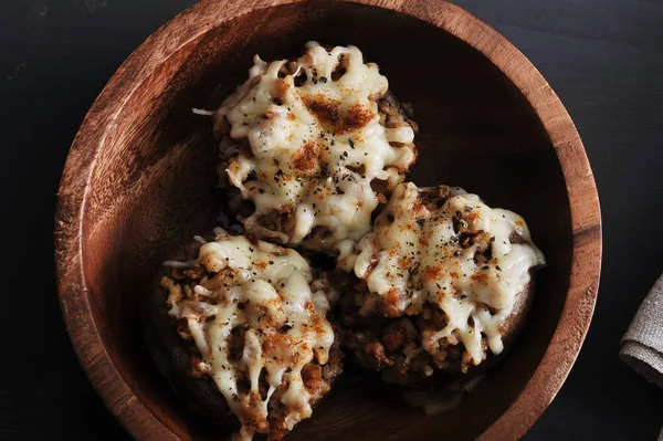 Champignons gefüllt mit Käse und Speck — Stockfoto