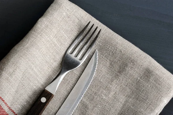 Bıçak ve çatal keten masa örtüsü üzerinde — Stok fotoğraf