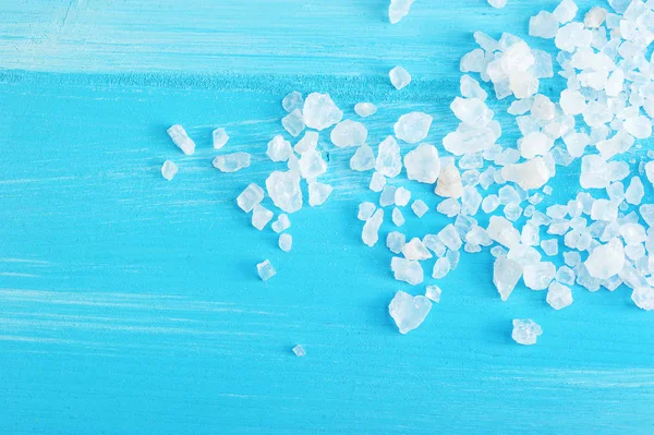 Большие кристаллы каменной соли на голубом деревянном фоне — стоковое фото
