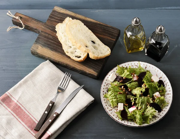 Салат со свеклой, салатом, сыром фета, жареными кедровыми орехами и ба — стоковое фото