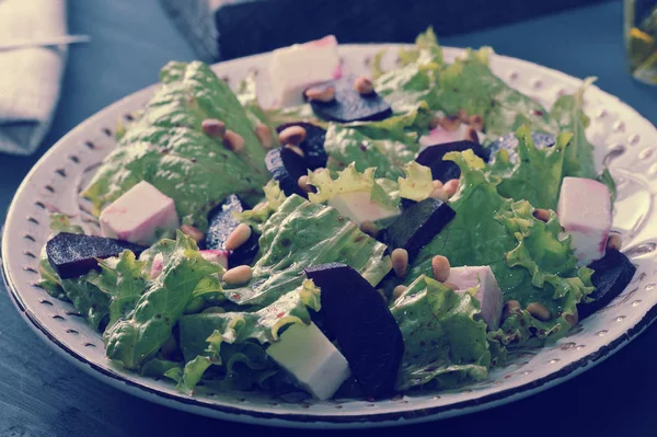 Салат со свеклой, салатом, сыром фета, жареными кедровыми орехами и ба — стоковое фото