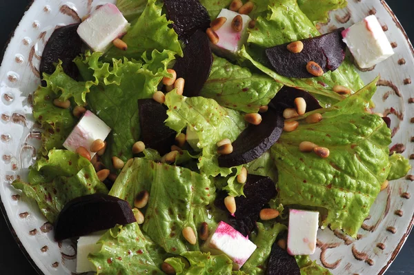 Салат со свеклой, салатом, сыром фета, жареными кедровыми орехами — стоковое фото