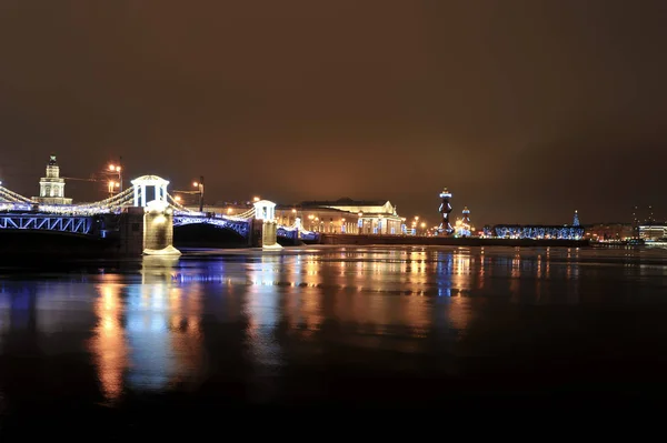 Decoração de Natal da ponte do Palácio em São Petersburgo — Fotografia de Stock