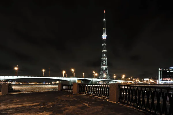 Fernsehturm in Sankt Petersburg und die Aussicht auf den kantemirovsky — Stockfoto