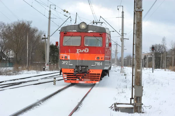 Le train arrive à la gare de banlieue — Photo