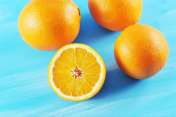 Naranja jugosa fresca, cortada por la mitad — Foto de Stock