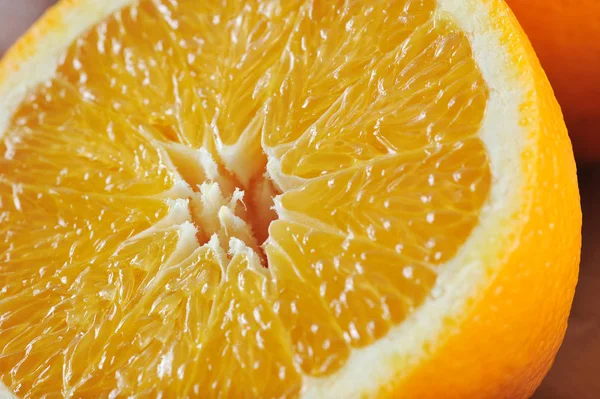 Laranja suculenta fresca, cortada ao meio — Fotografia de Stock