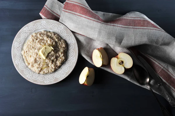 Café da manhã inglês - mingau de aveia com manteiga e maçãs — Fotografia de Stock