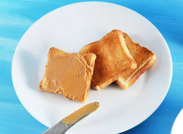 Fıstık ezmesi ve bir tabak kızarmış ekmek tost — Stok fotoğraf
