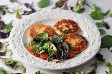 patates salata bir kase ile Pancakes