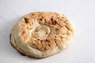 beyaz mermer zemin üzerine taze pide