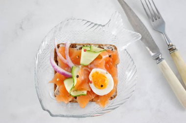 sandviç somon, salatalık, yumurta ve soğan ile
