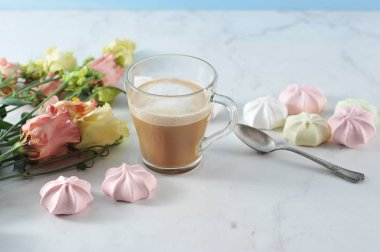 çiçek ve hatmi ile şeffaf kupa kapuçino