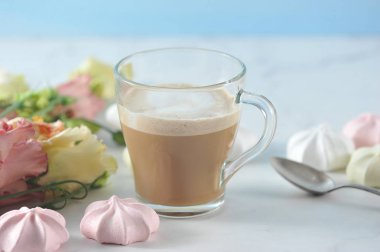 çiçek ve hatmi ile şeffaf kupa kapuçino