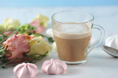 çiçek ve hatmi ile şeffaf kupa kapuçino 