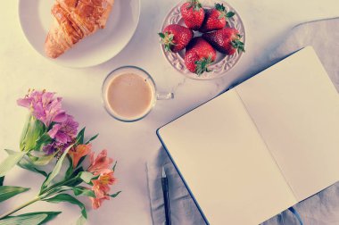 Sabah romantik kahvaltı - kahve mag, boş defter