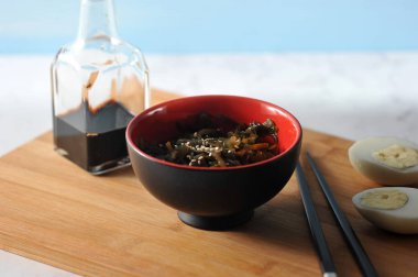 Susam ve soya sosu ile deniz Kale