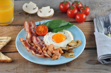 Pastırma, fasulye, mantar, domates ve SPI yumurta kahvaltı