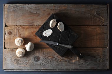 Taze beyaz mantar champignon rustik ahşap zemin üzerine