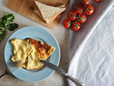 omlet bir tabak, maydanoz, domates, kızarmış ekmek üzerinde