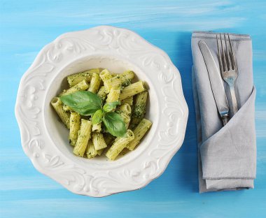 pesto sos ve fesleğen ile makarna plaka