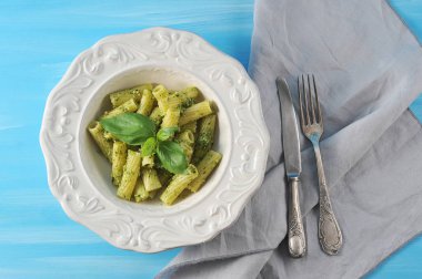 pesto sos ve fesleğen ile makarna plaka