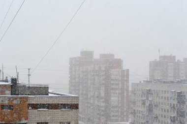 kar fırtınası penceresinden bakış