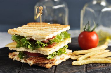 Club sandviç şiş ile deldi