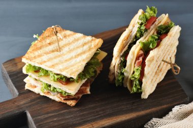 sandviç pastırma, tavuk göğsü ve marul ile