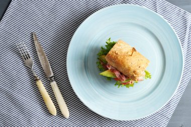 sandviç pastırma ve avokado ile bir şiş ile deldi