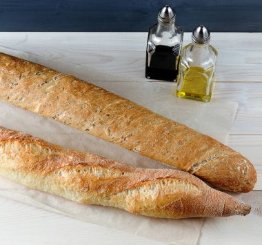 Kraft kağıt ahşap arka plan üzerinde iki baget