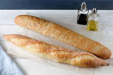 Kraft kağıt ahşap arka plan üzerinde iki baget